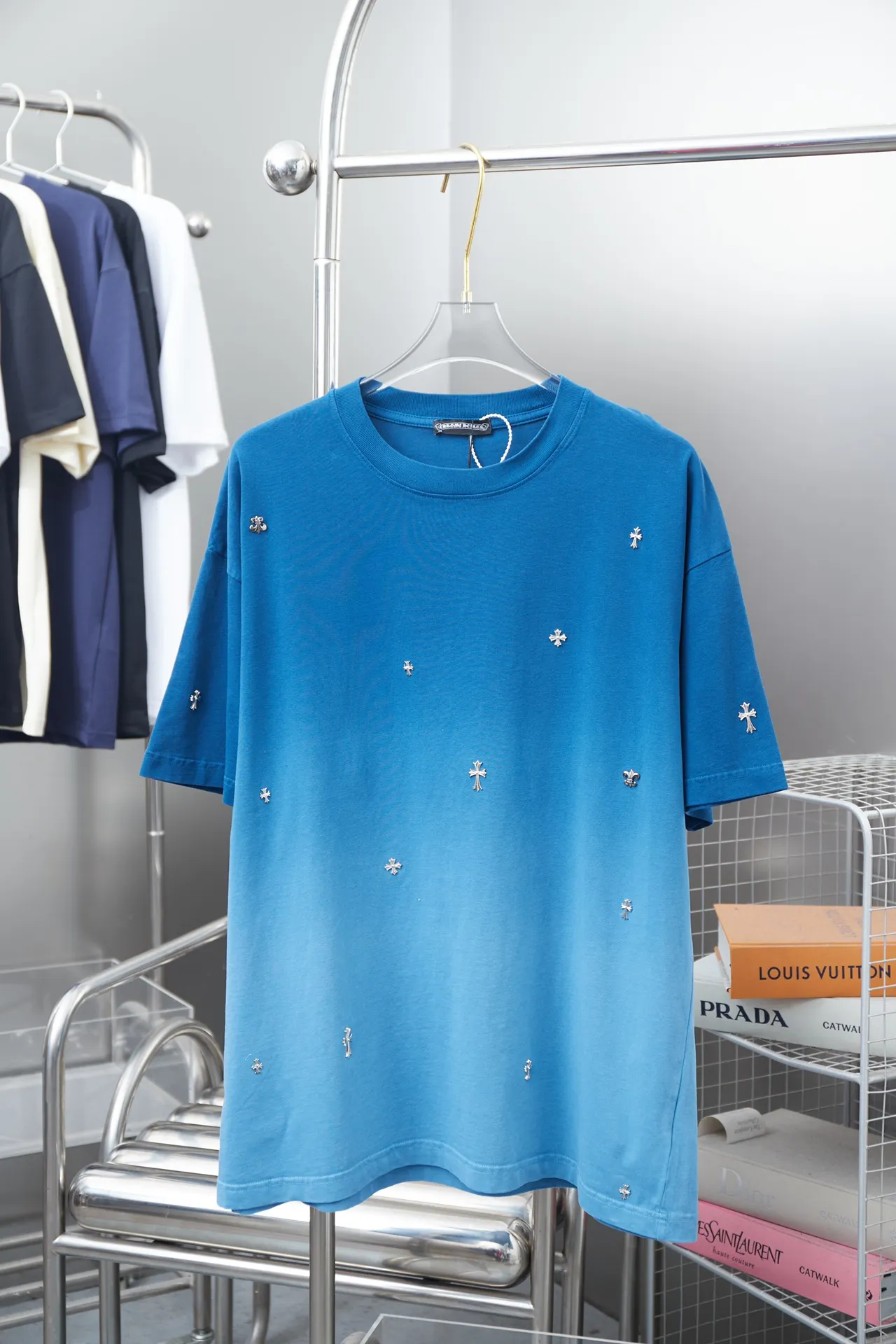 🅿️240 Chrome Hearte 25SS early spring new style Chrome Hearte short-sleeved hardware, light luxury, essential item for daily commuting for men and women, correct version, welcome to compare, detailed features · 280g 100% pure cotton double yarn jersey fabric · Custom dyeing in the same vat, special thickened 32 pieces double-strand 1X1 thread · Artificial hand arrangement of hardware positions + high temperature hot pressing. Ready-made garments are dyed. Then do the faded fried snowflake process, then wash with water to make it look old. General washing to improve the effect · Double-needle stitching across seams · Original main mark, washed tag, branded moisture-proof paper packaging Color: black/pink/blue Size: S/M/L/XL